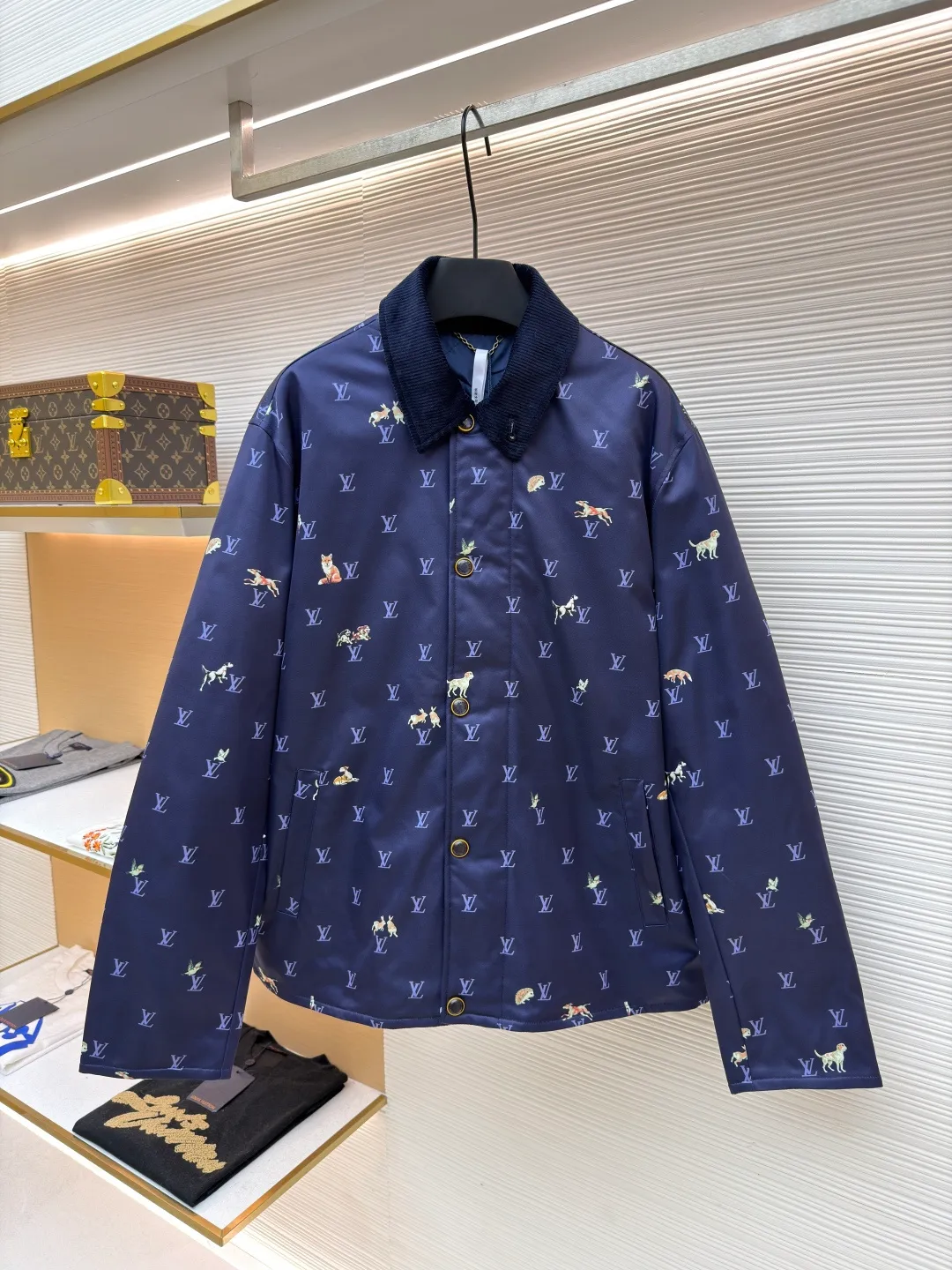 LOUIS VUITTON corduroy lapel animal print jacket ●Original version: 25500 purchased and developed ●Item number: 1681800-C00 ●Fabric: high-density polyester nylon fabric ●Technology: digital direct printing ●Color: blue ●Type: fitted version ●Weight: about 805 grams ●Size: 46-48-50-52 ●Description: This LOUIS VUITTON corduroy lapel jacket is made of high-density twill fabric base, and the surface is combined with corduroy texture splicing, taking into account both stiffness and soft touch. The body pattern uses digital direct printing technology to accurately print the LV logo and animal elements on the fabric. The color is full and not easy to fade. The collar is made of contrasting corduroy material, and the positioning and cutting process is used to ensure the alignment of the splicing; the front placket is equipped with metal buttons, and the surface of the buttons is matte-plated for a refined and durable texture. The version has a loose lapel design, and the shoulders and armholes are three-dimensionally cut, with precise stitching to improve the fit. The overall process pays attention to the details of pattern positioning and fabric splicing. The edges are overlocked to take into account brand recognition and practical wearability. It is recommended to hand wash to protect the printing and fabric texture. The overall wiring is straight and delicate, the fabric is comfortable and soft, and the color is consistent without color difference. It can be matched with the same style to create a fashionable look and control various occasions. Customized accessories, complete with three standards, same style for men and women!